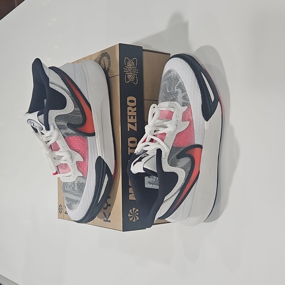 Nike Kyrie 8 (GS) WHITE/UNIVERSITY RED-BLACK DQ8076 100 NEW SIZE 4.5Y - Picture 2 of 5